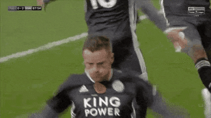 두 팔을 벌리고 새처럼 달리는 축구 선수의 골 세리머니 GIF