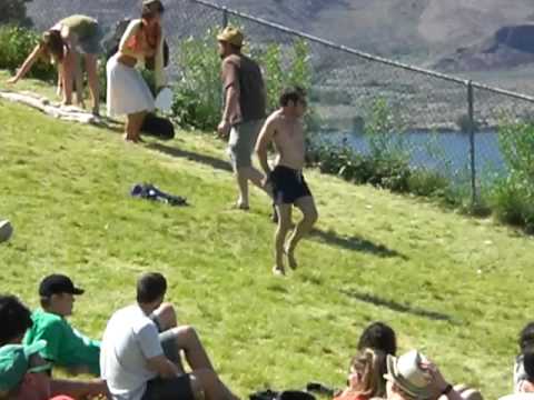 영상 썸네일: Sasquatch music festival 2009: Guy starts dance party